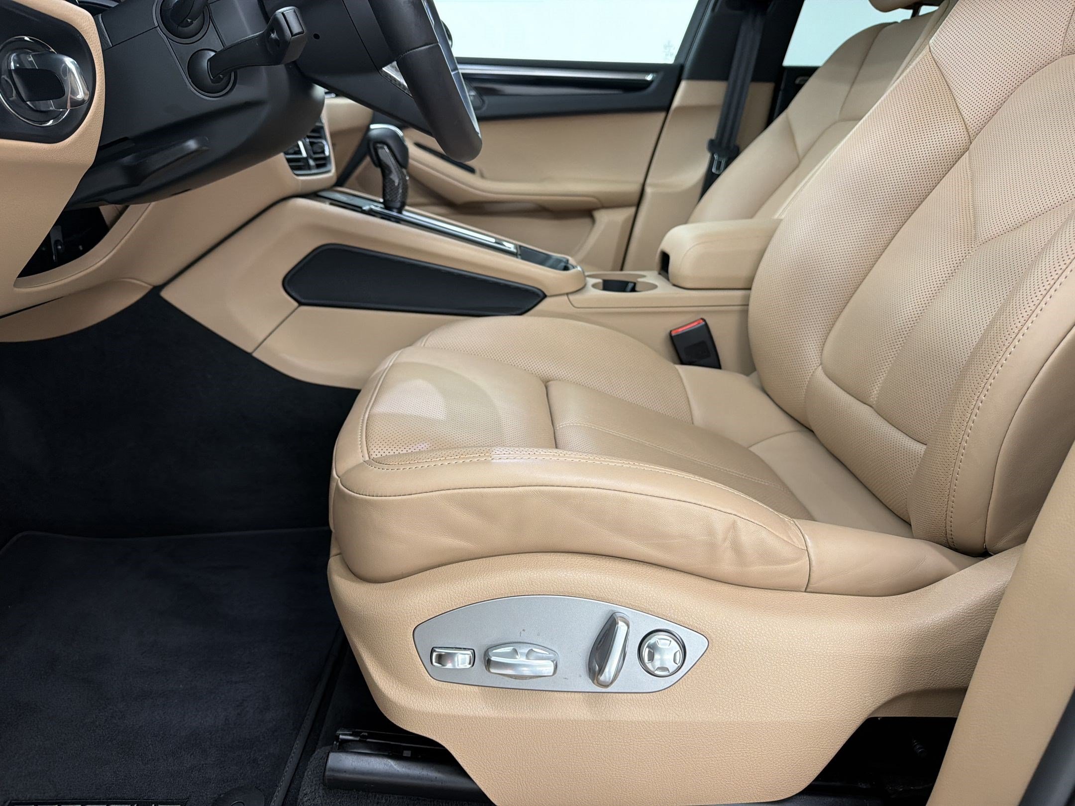 Used 2026 Porsche Macan AWD/4WD image 5
