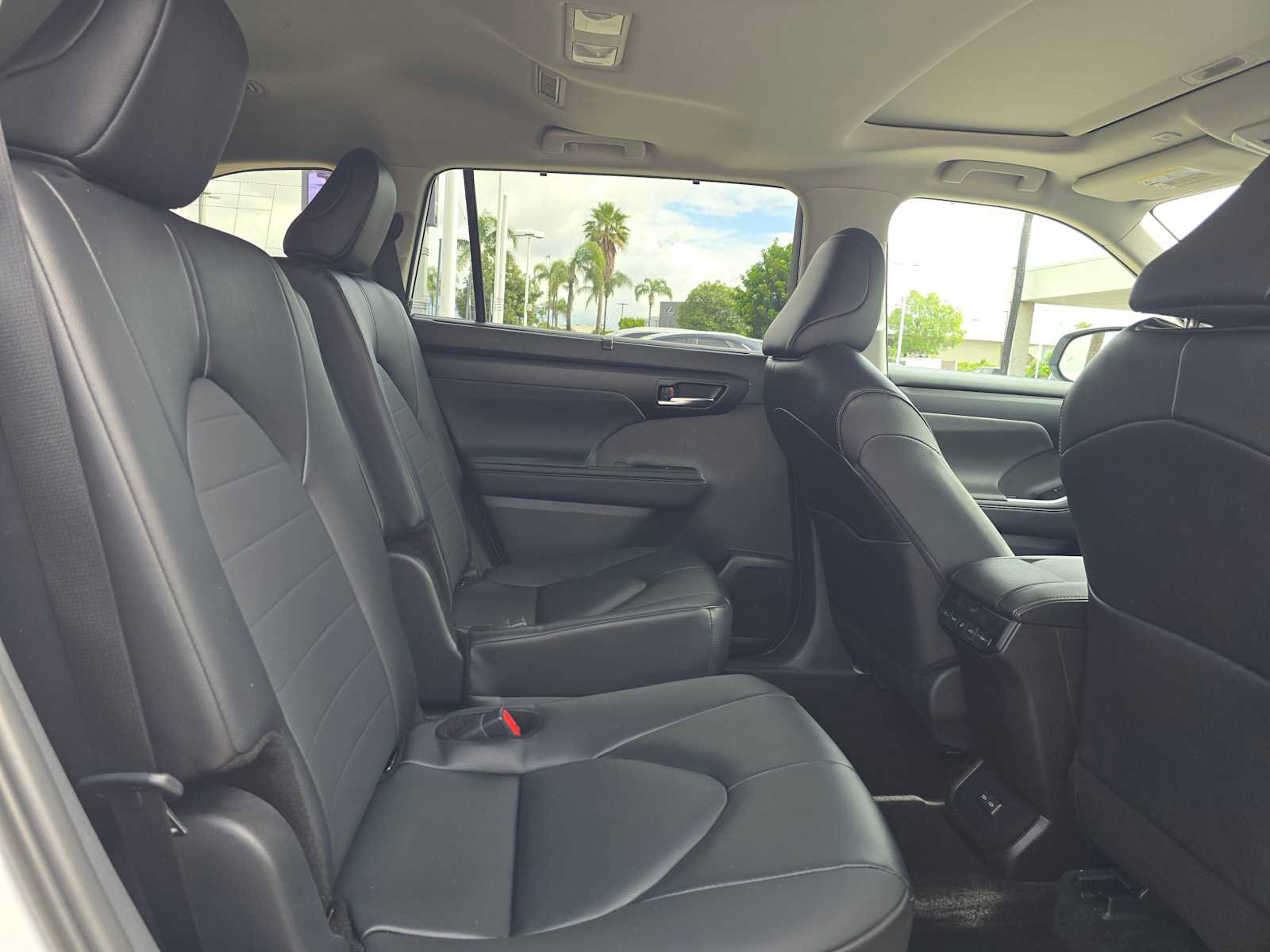 Used 2025 Toyota Highlander XLE FWD image 12