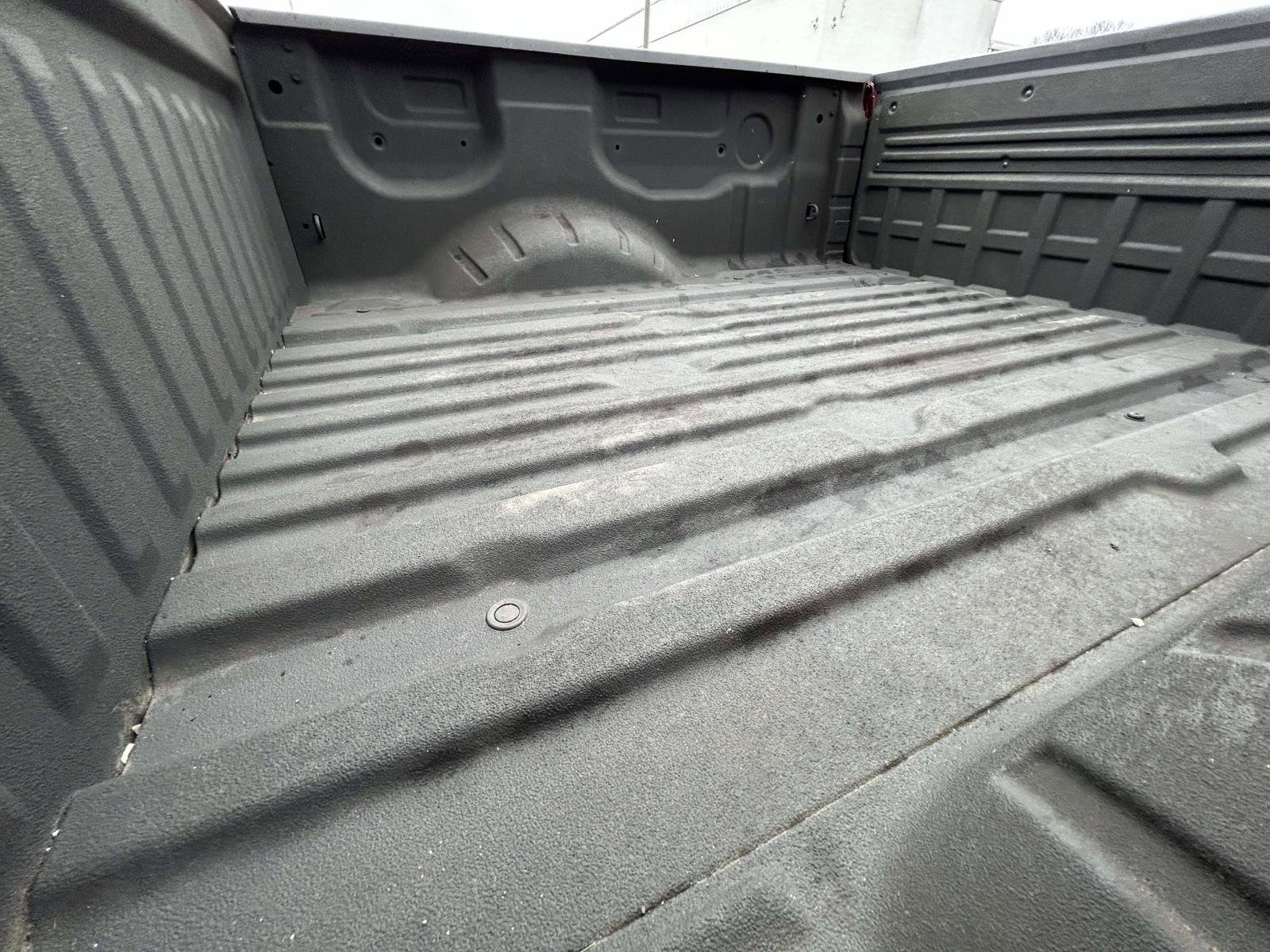 Used 2019 Nissan Titan SV image 14