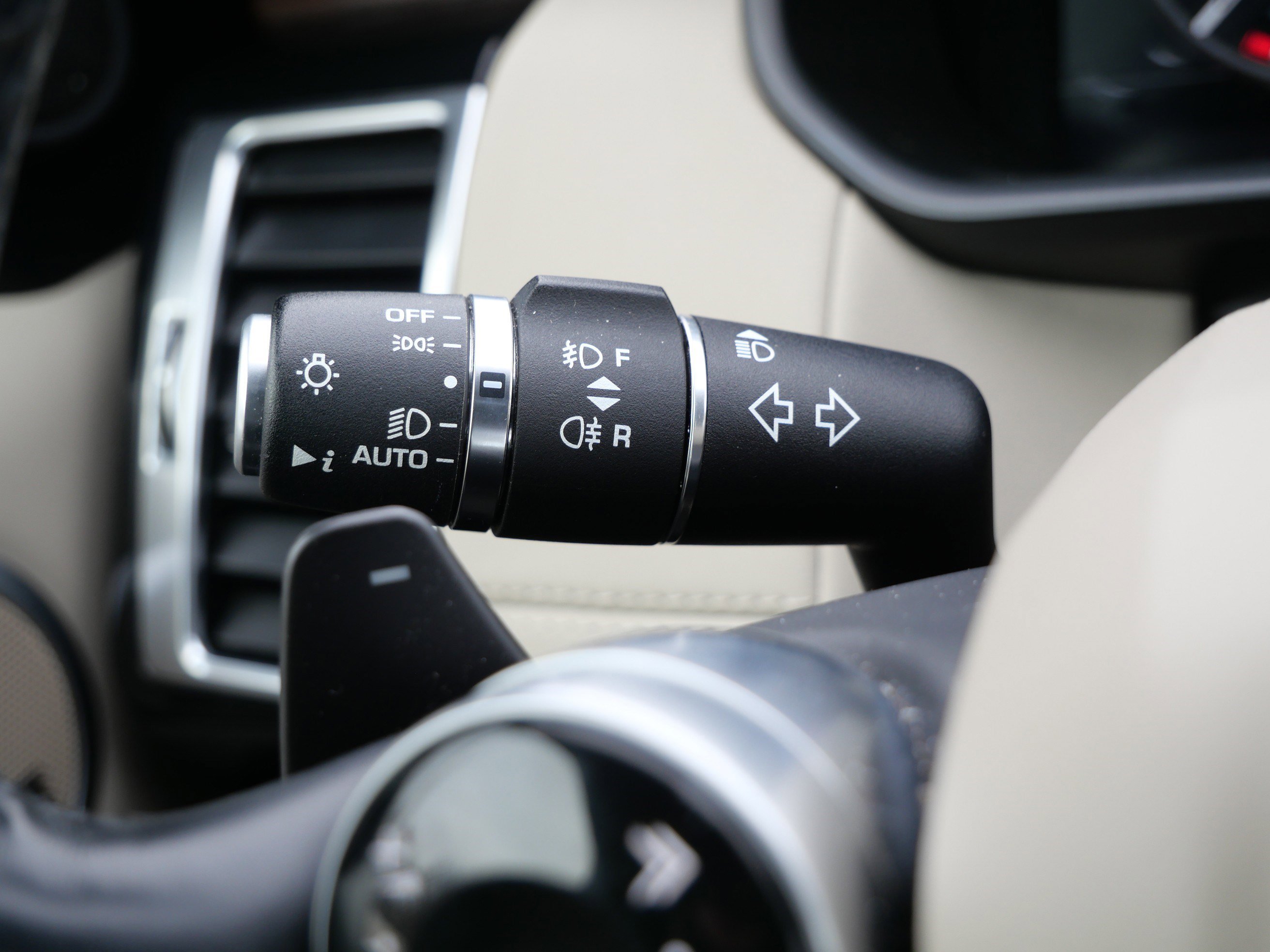 Used 2020 Land Rover Discovery HSE image 23