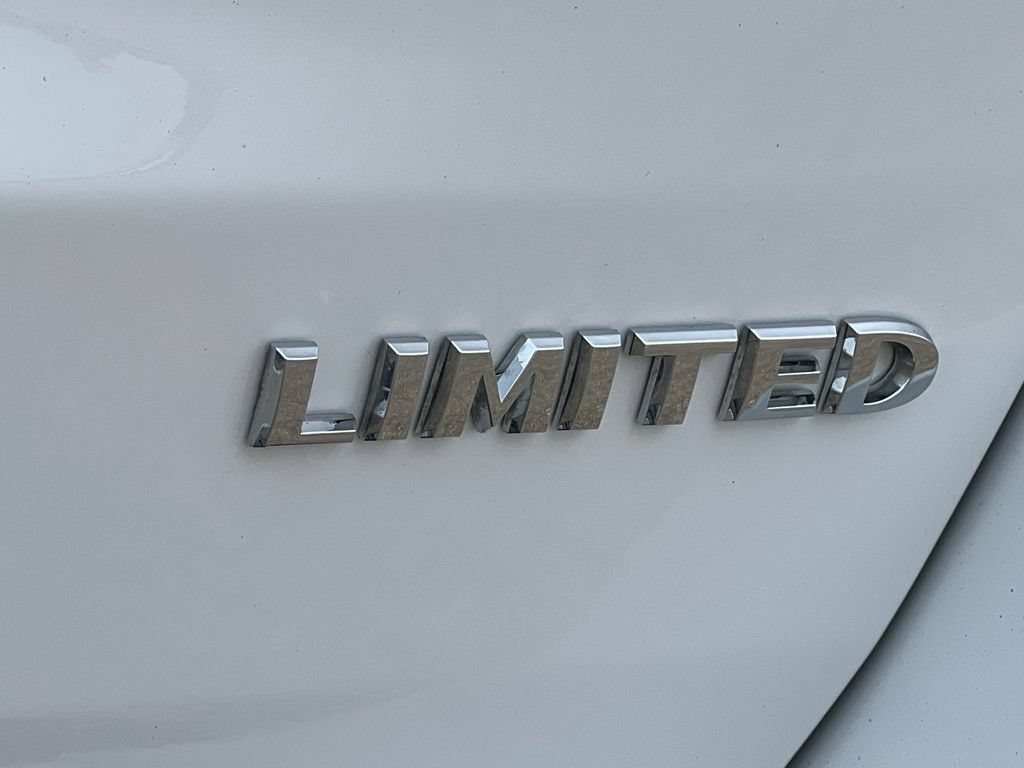 Used 2019 Jeep Grand Cherokee Limited w/ Trailer Tow Group IV AWD/4WD image 2