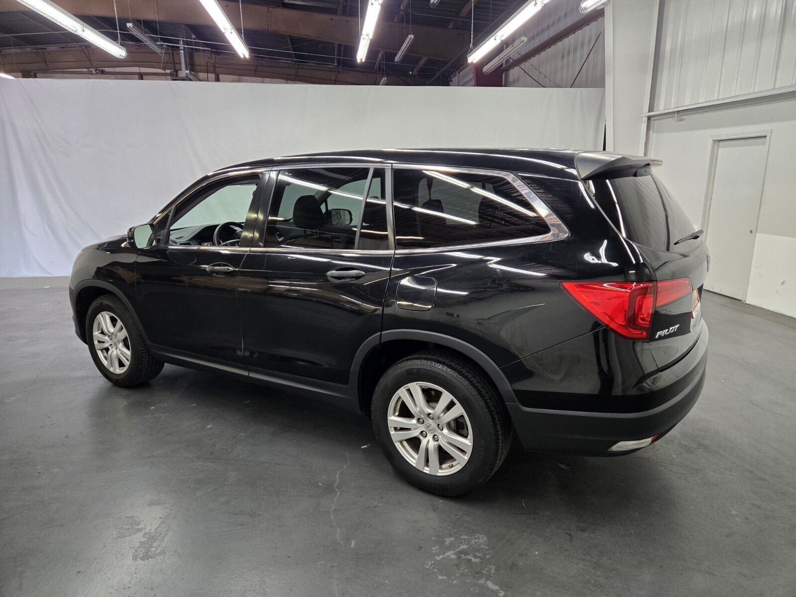 Used 2017 Honda Pilot LX image 3