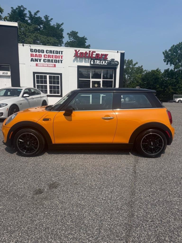 Used 2018 MINI Cooper 2-Door Hardtop w/ Cold Weather Package FWD image 1