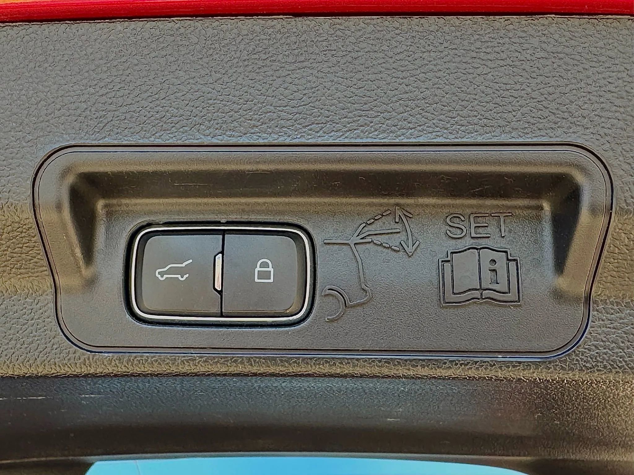 Used 2020 Ford Explorer XLT w/ Equipment Group 202A image 8