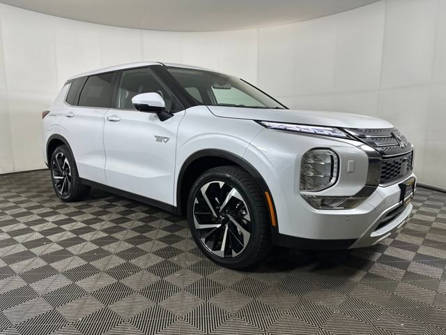 Used 2024 Mitsubishi Outlander SE image 2