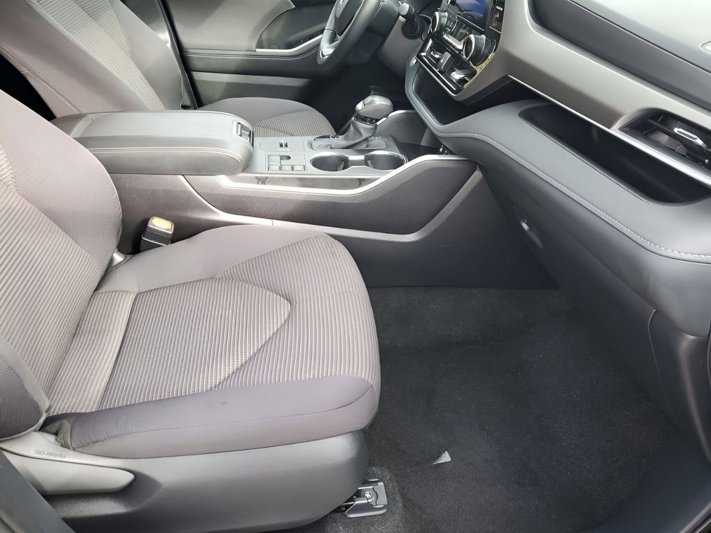 Used 2025 Toyota Highlander LE image 16