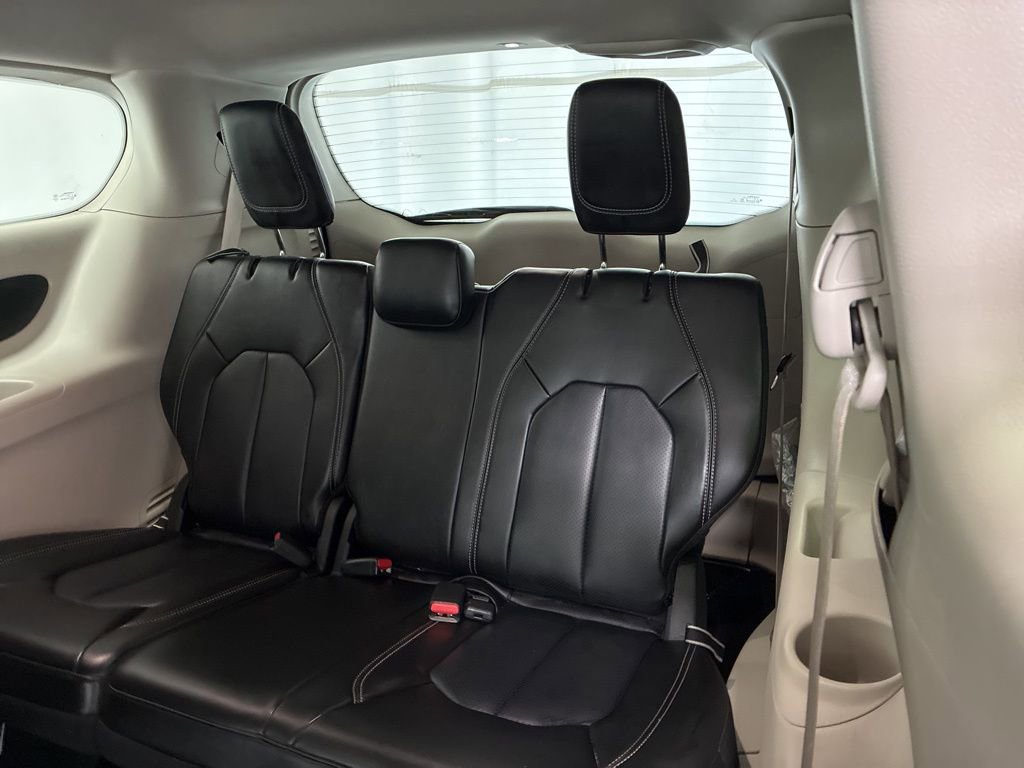 Used 2023 Chrysler Pacifica Touring-L image 17