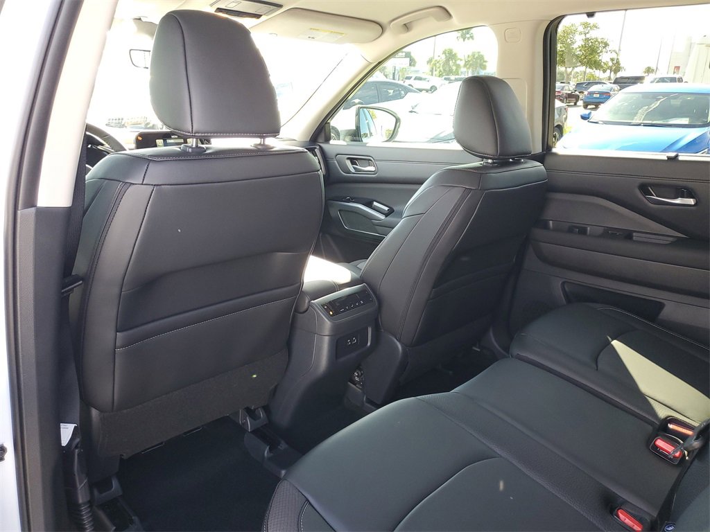 New 2025 Nissan Pathfinder SL image 7