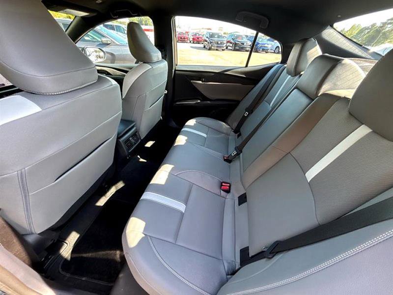 Used 2025 Toyota Camry SE image 32