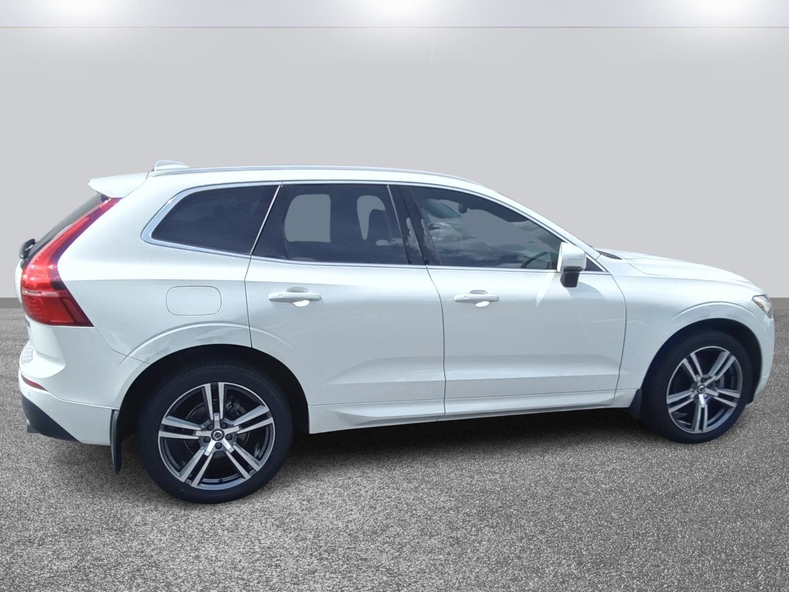 Used 2021 Volvo XC60 T5 Momentum w/ Protection Package Premier image 4