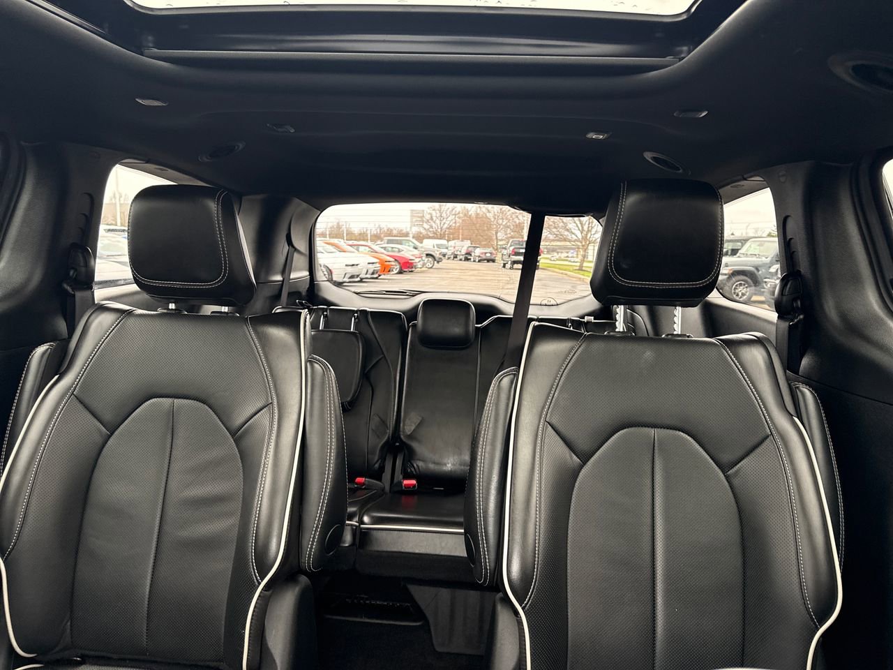 Used 2025 Chrysler Pacifica Premium image 29