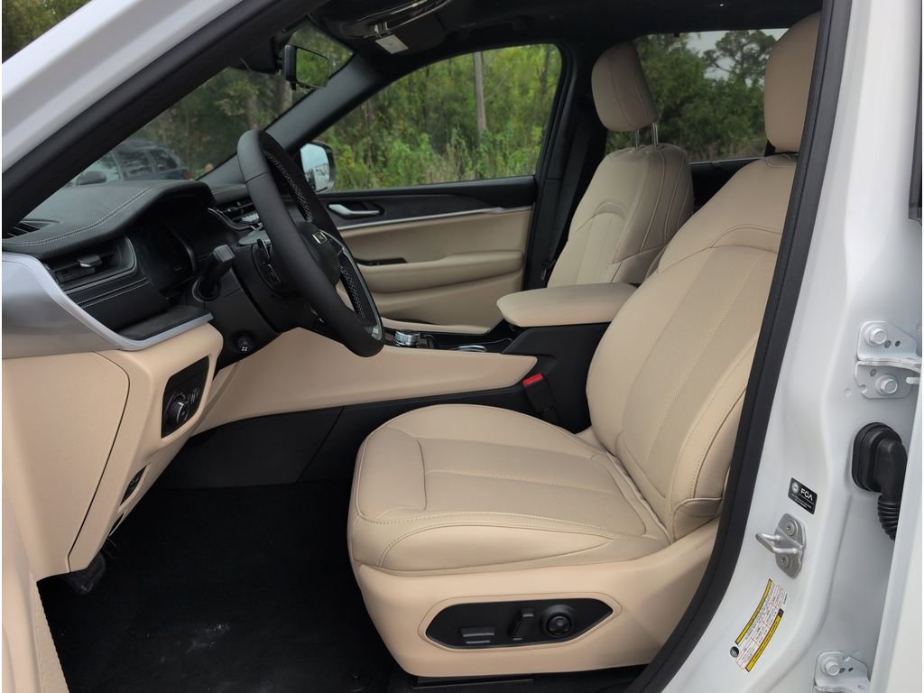 New 2025 Jeep Grand Cherokee Limited w/ Luxury Tech Group II image 10