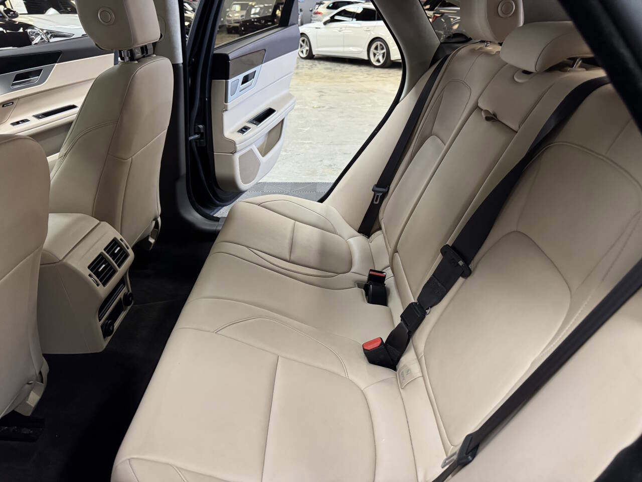 Used 2020 Jaguar XF Premium image 43