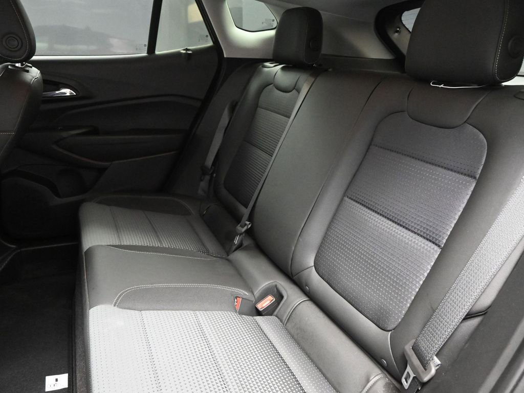Used 2025 Chevrolet Trax LT w/ LT Convenience Package image 14