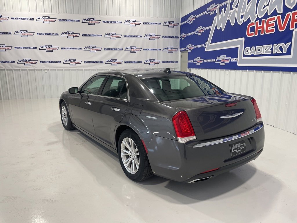 Used 2017 Chrysler 300 C image 7