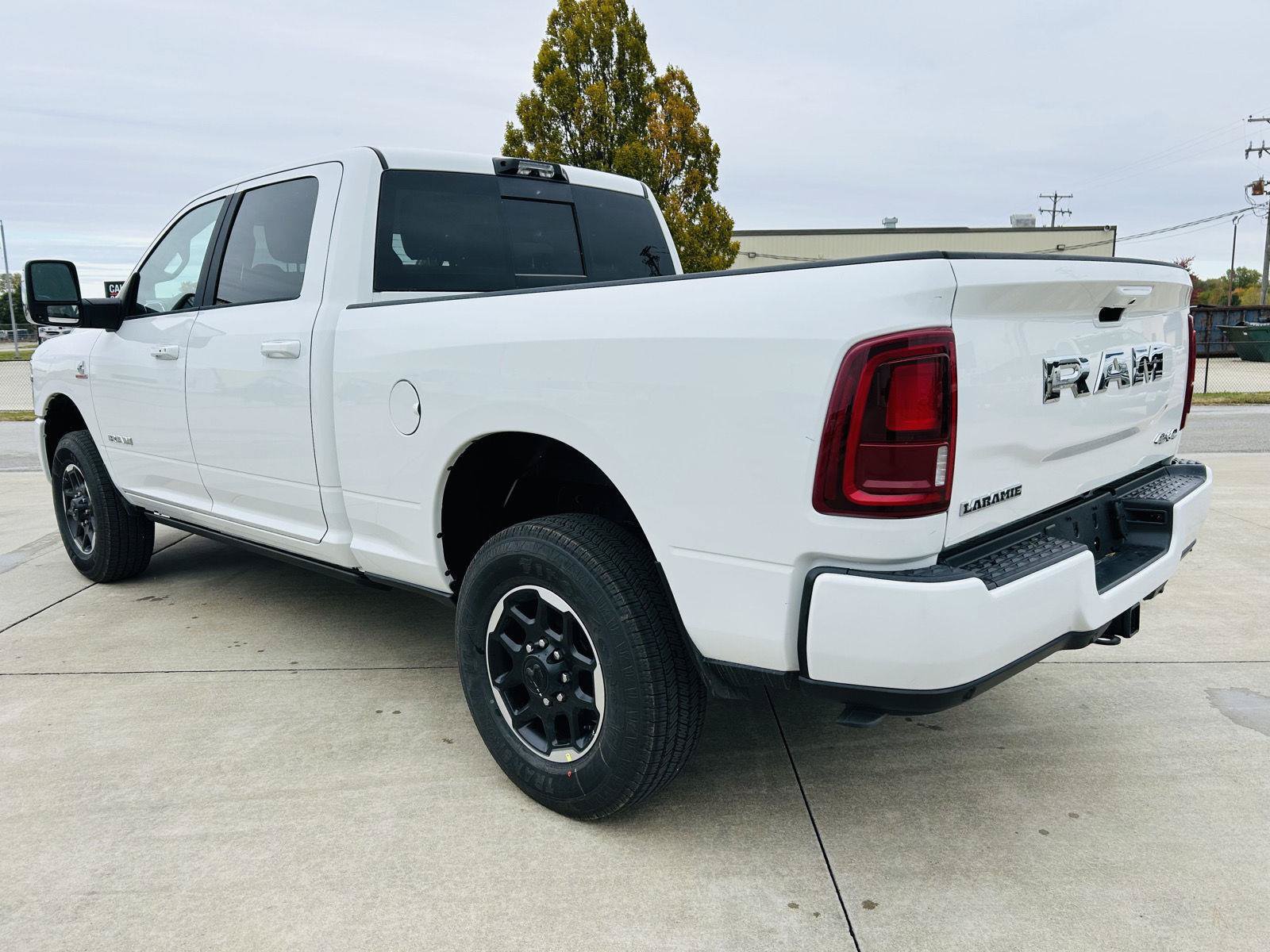 New 2026 RAM 3500 Laramie AWD/4WD image 39