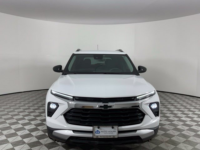 Used 2025 Chevrolet TrailBlazer LT FWD image 2