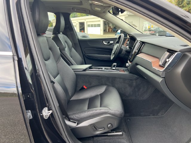 Used 2023 Volvo XC60 B5 Plus AWD/4WD image 9