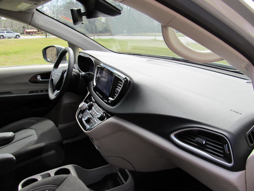 Used 2023 Chrysler Voyager LX image 42