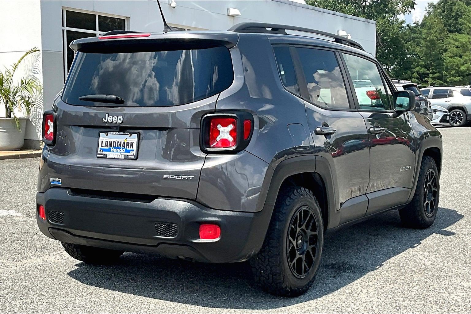 Used 2017 Jeep Renegade Sport w/ Power & Air Group FWD image 2