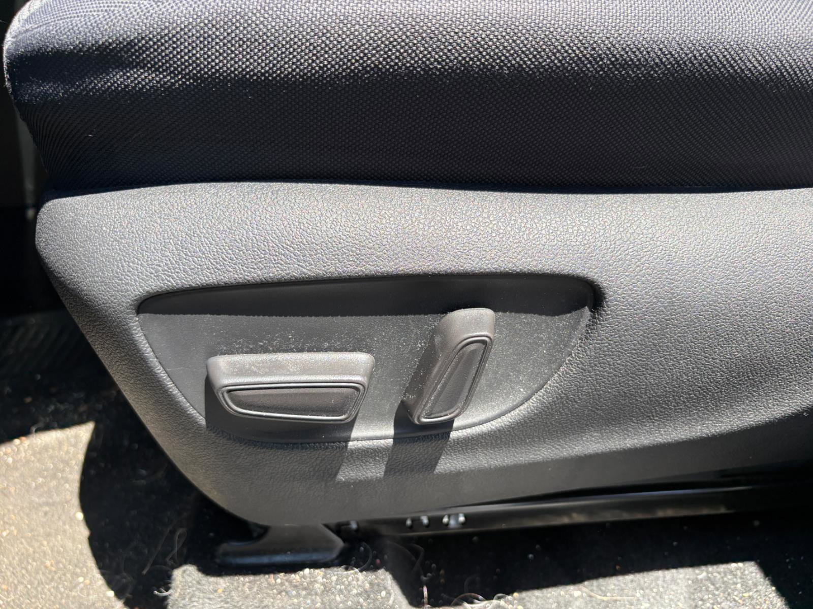 Used 2024 Toyota Highlander LE FWD image 19