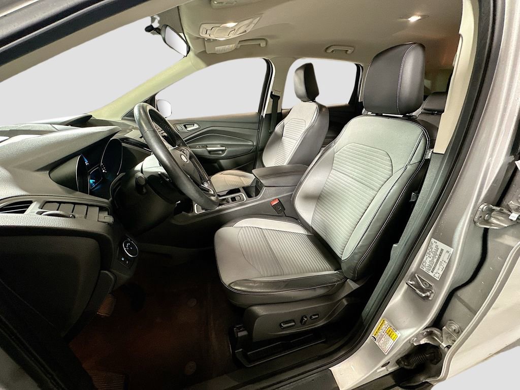 Used 2018 Ford Escape SE w/ SE Sport Appearance Package image 18