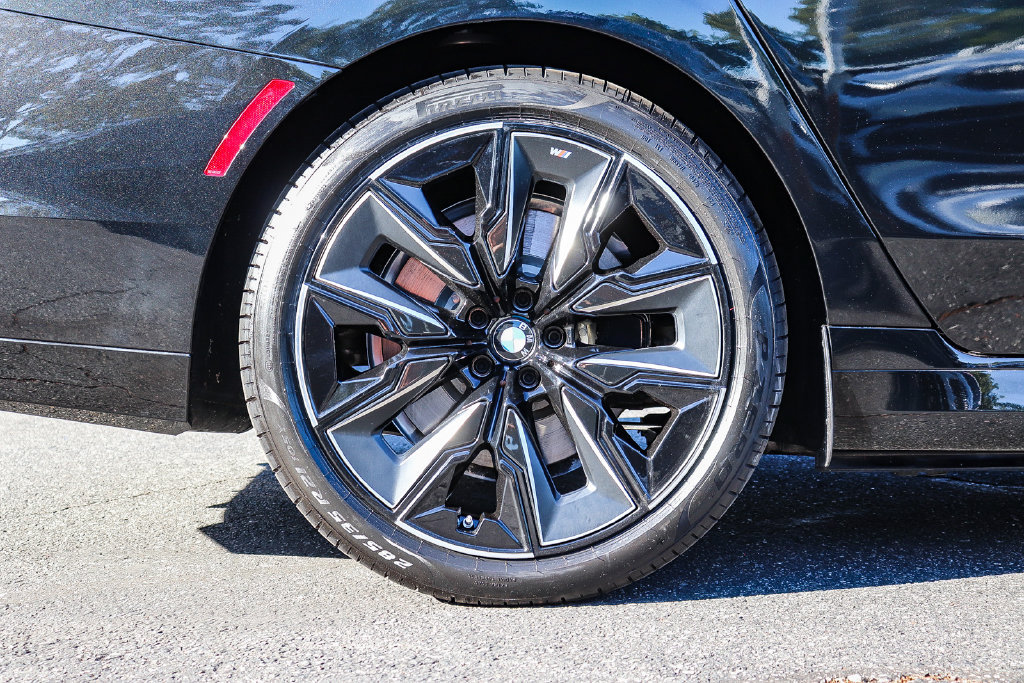 Used 2026 BMW 750e xDrive w/ Premium Package AWD/4WD image 8