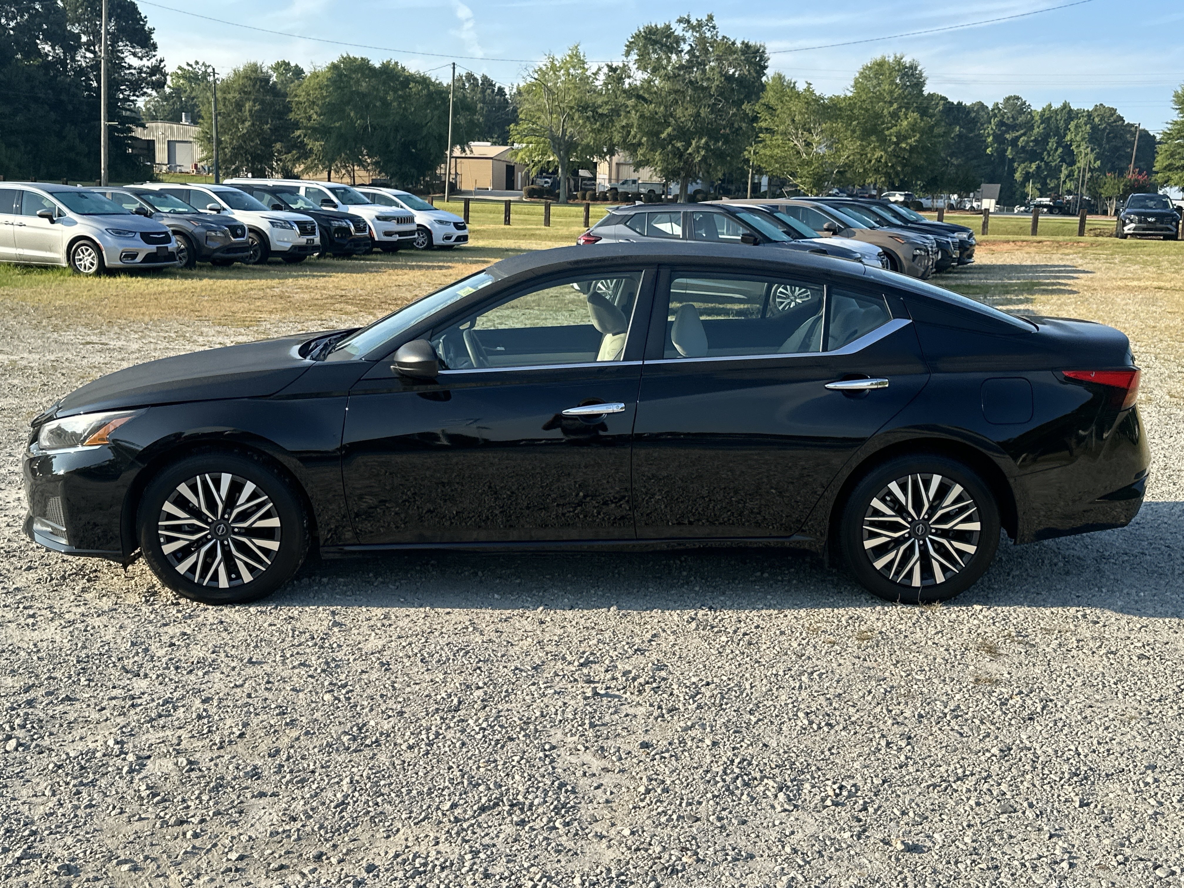 Used 2025 Nissan Altima 2.5 SV FWD image 8