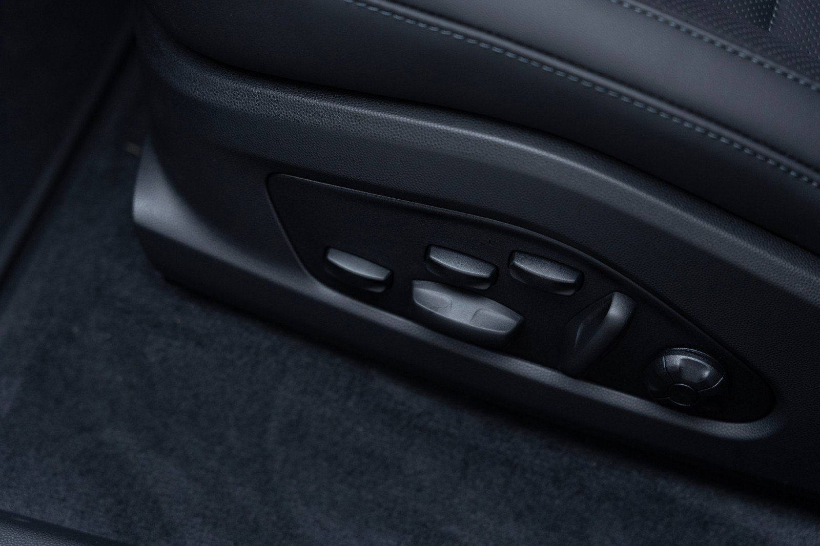 Certified 2025 Porsche Macan Electric image 15