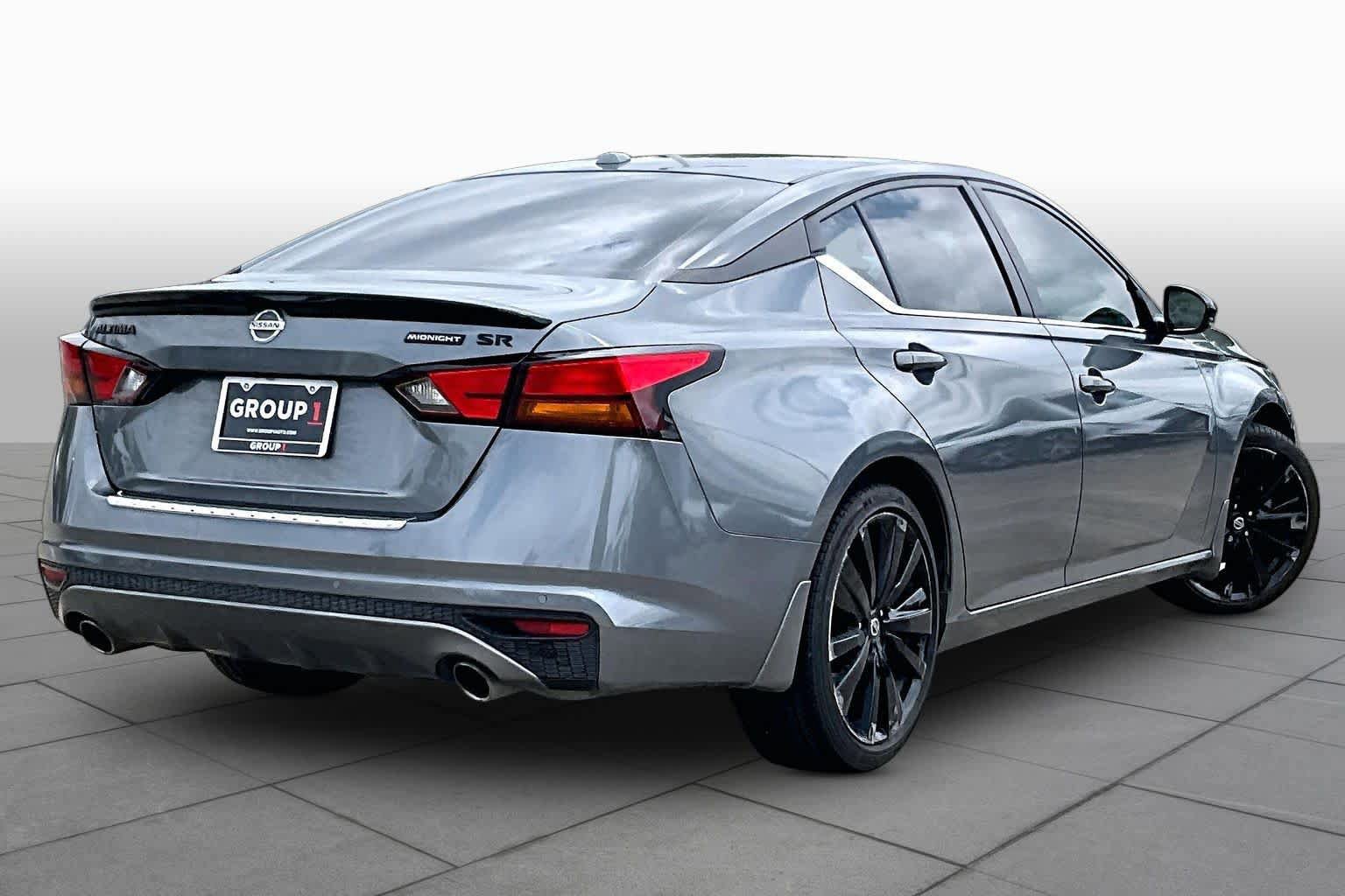Used 2022 Nissan Altima 2.5 SR w/ Midnight Edition Package FWD image 12