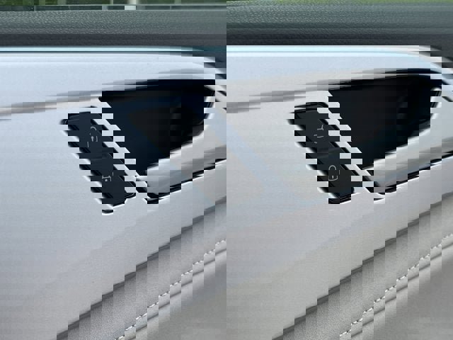 New 2025 Volkswagen Taos SE image 28