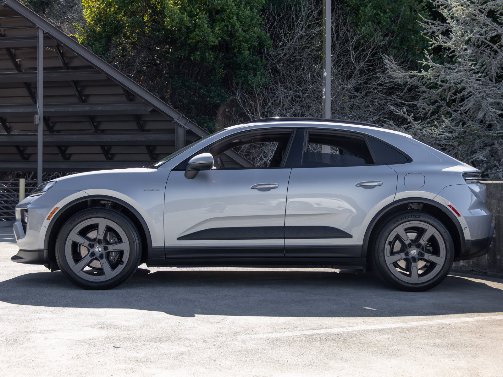 Certified 2025 Porsche Macan Electric RWD image 2