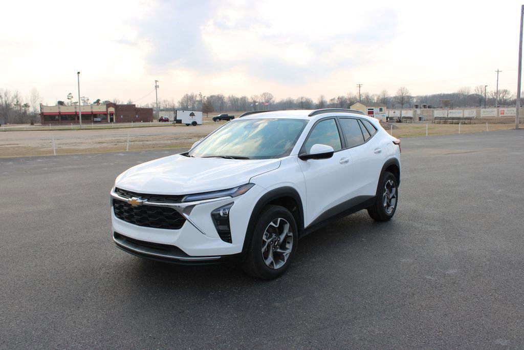 Used 2025 Chevrolet Trax LT w/ LT Convenience Package image 4