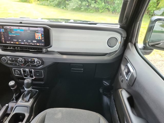 Used 2025 Jeep Wrangler Unlimited Sahara AWD/4WD image 24