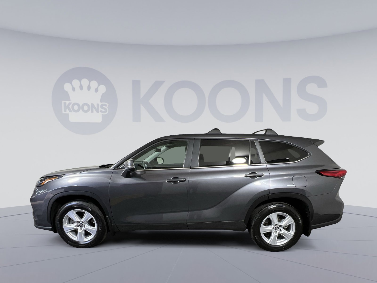 Used 2023 Toyota Highlander LE image 2