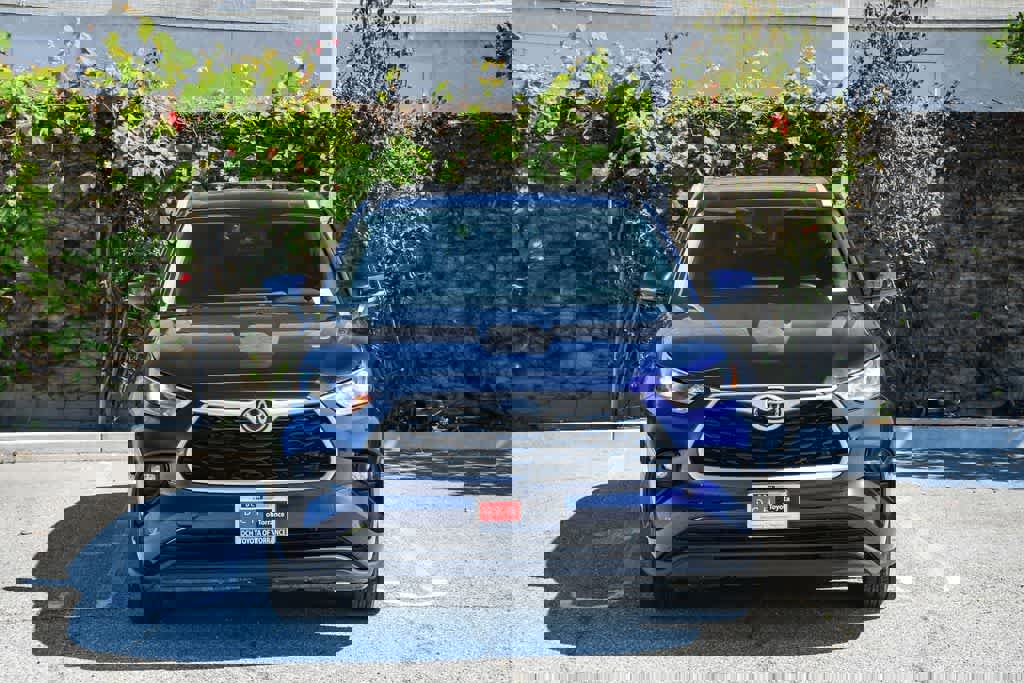 Used 2023 Toyota Highlander XLE image 2