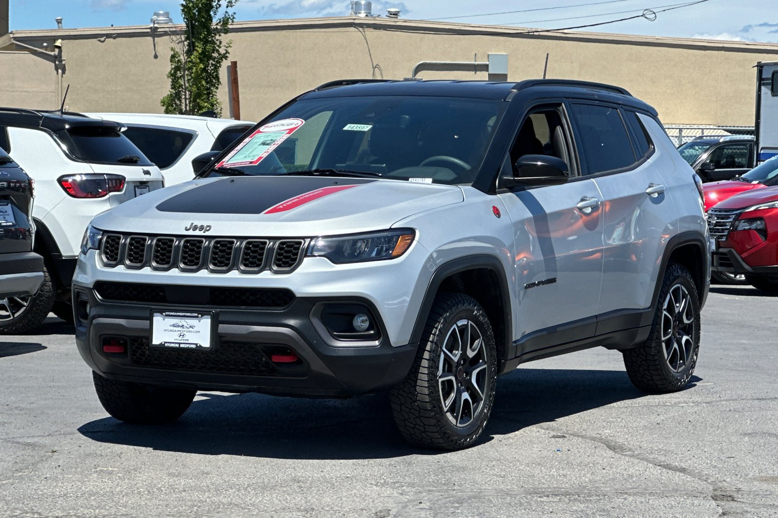 Used 2025 Jeep Compass Trailhawk AWD/4WD image 8