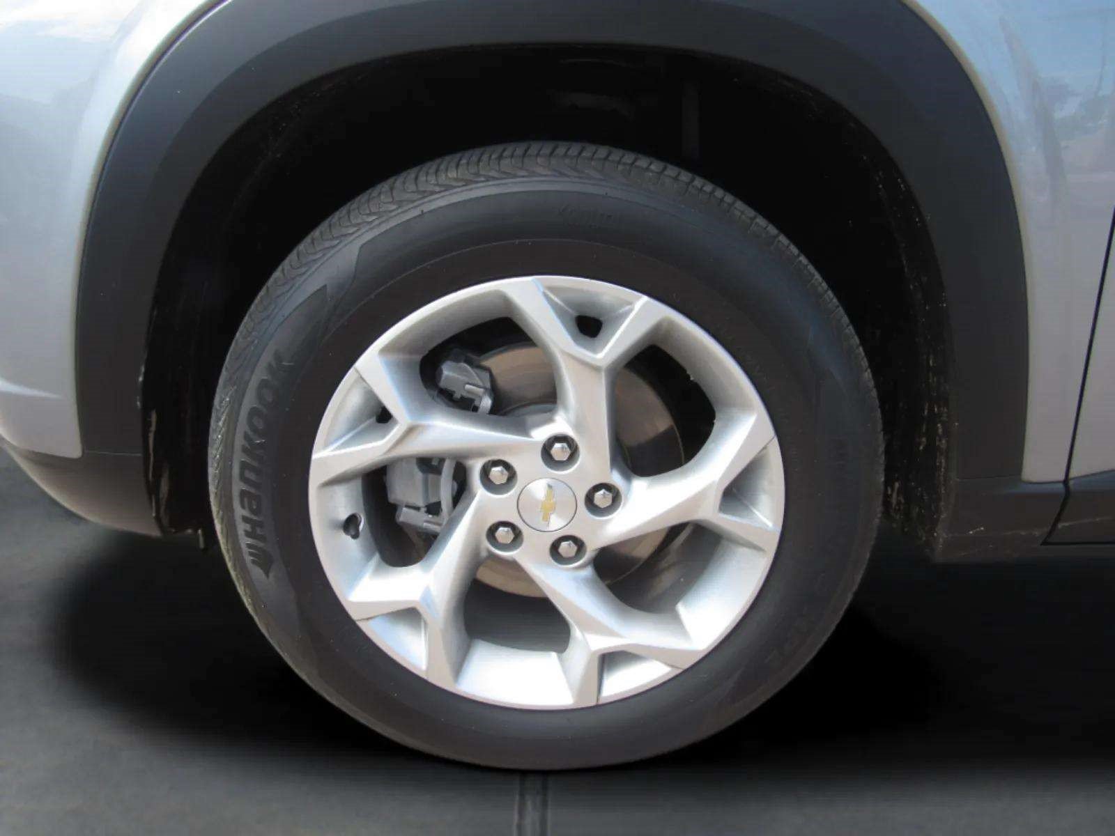 Used 2024 Chevrolet Trax LS w/ LS Convenience Package FWD image 4