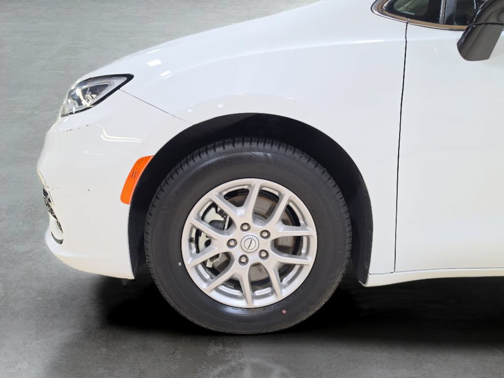 Used 2024 Chrysler Pacifica Touring-L FWD image 26
