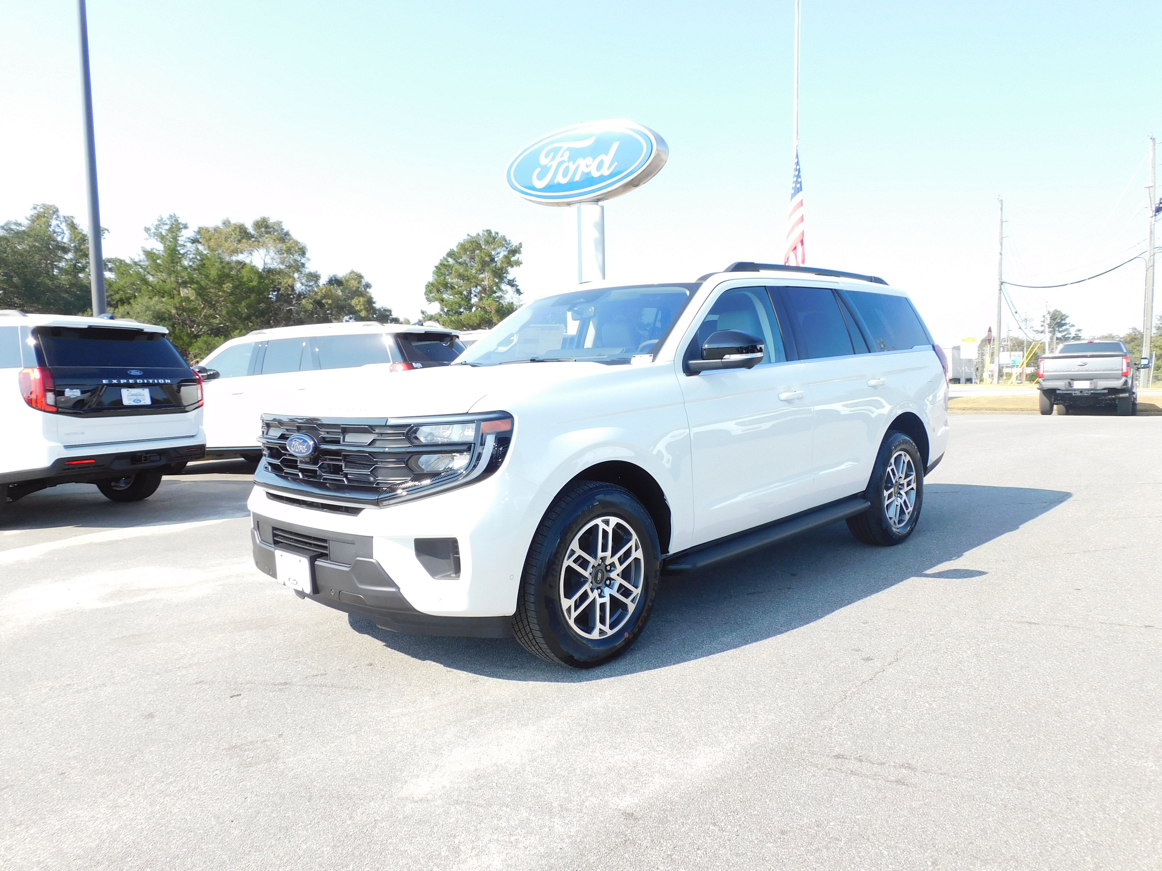 New 2025 Ford Expedition Active image 2