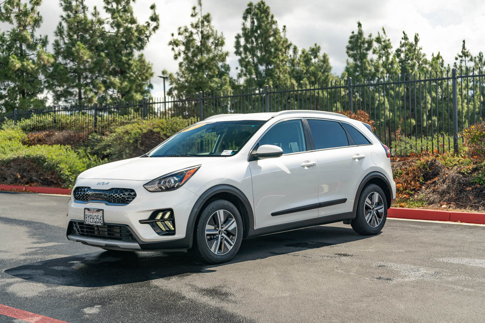 Used 2022 Kia Niro LXS FWD image 3