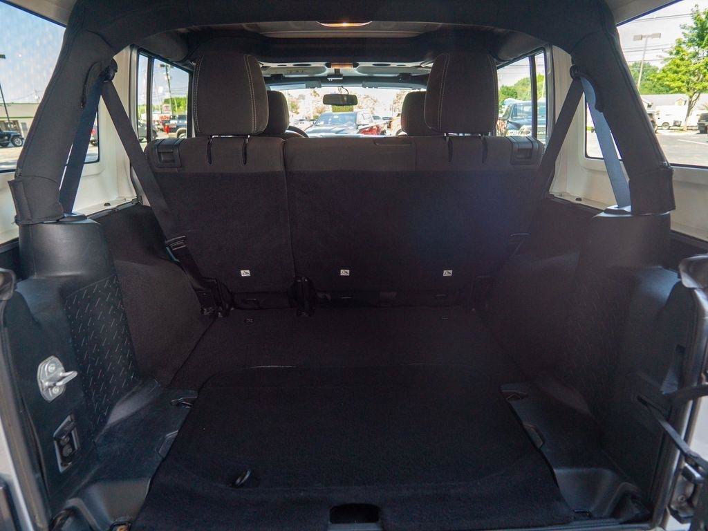 Used 2018 Jeep Wrangler Unlimited Sahara AWD/4WD image 10