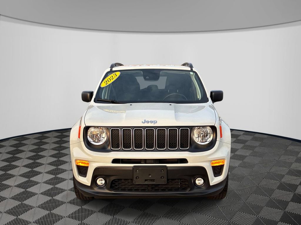 Used 2023 Jeep Renegade Latitude w/ Premium Group AWD/4WD image 2