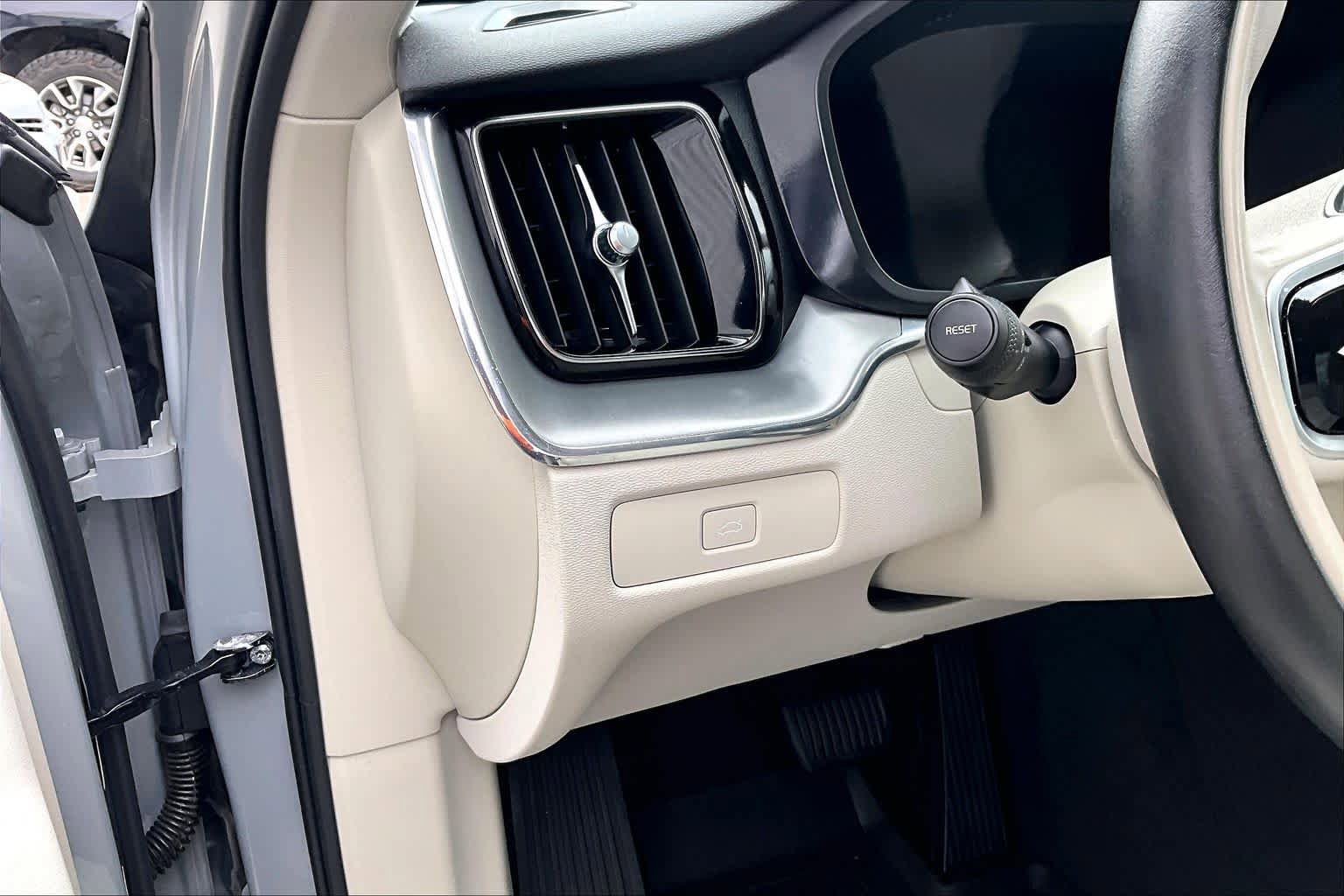 Used 2024 Volvo XC60 B5 Core w/ Climate Package image 31