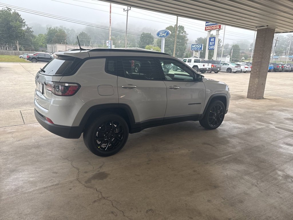 New 2026 Jeep Compass Latitude image 4