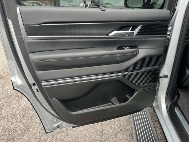 New 2026 Jeep Grand Wagoneer Summit w/ Premium Group III image 18