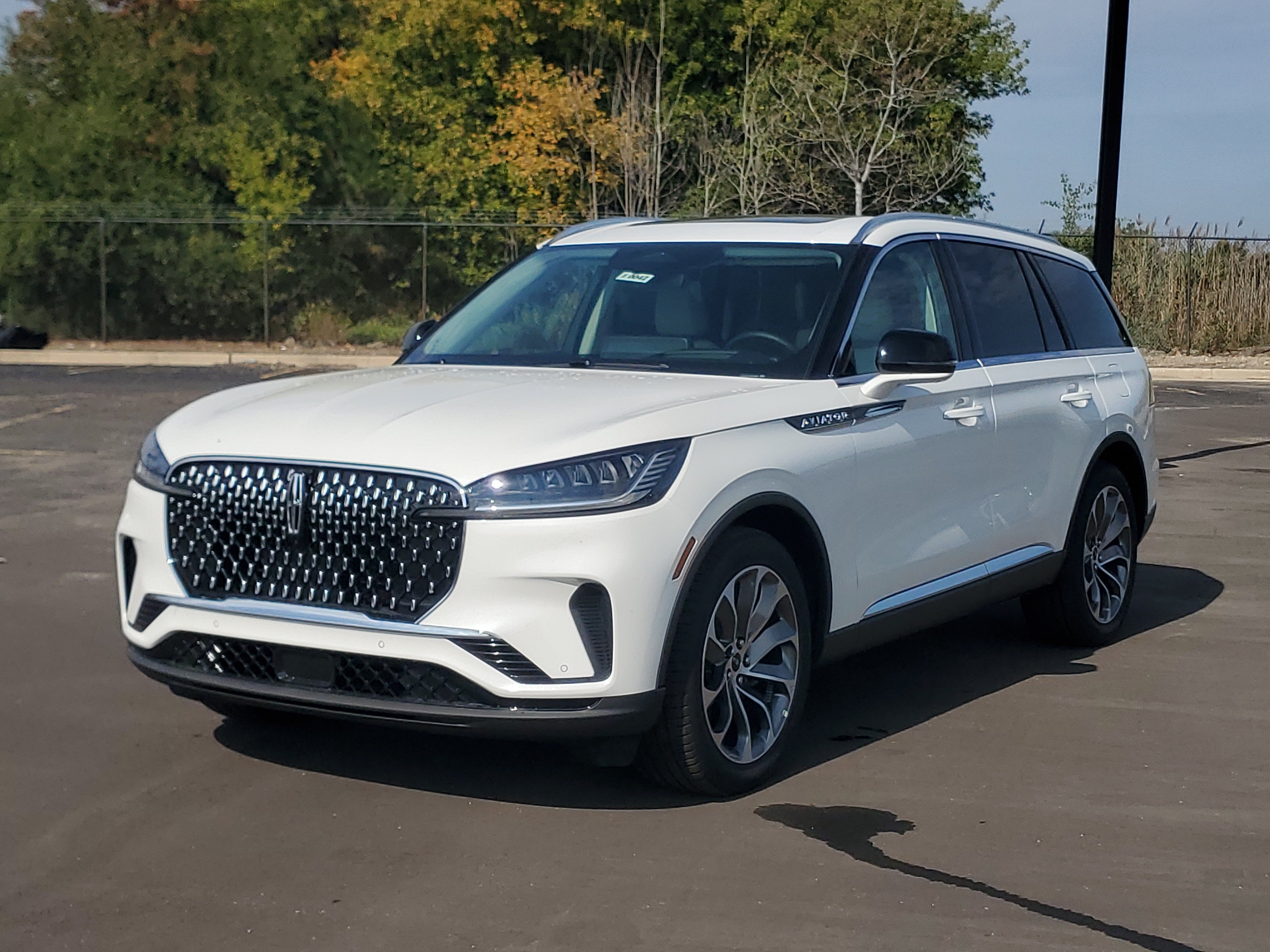 New 2027 Lincoln Aviator AWD image 2