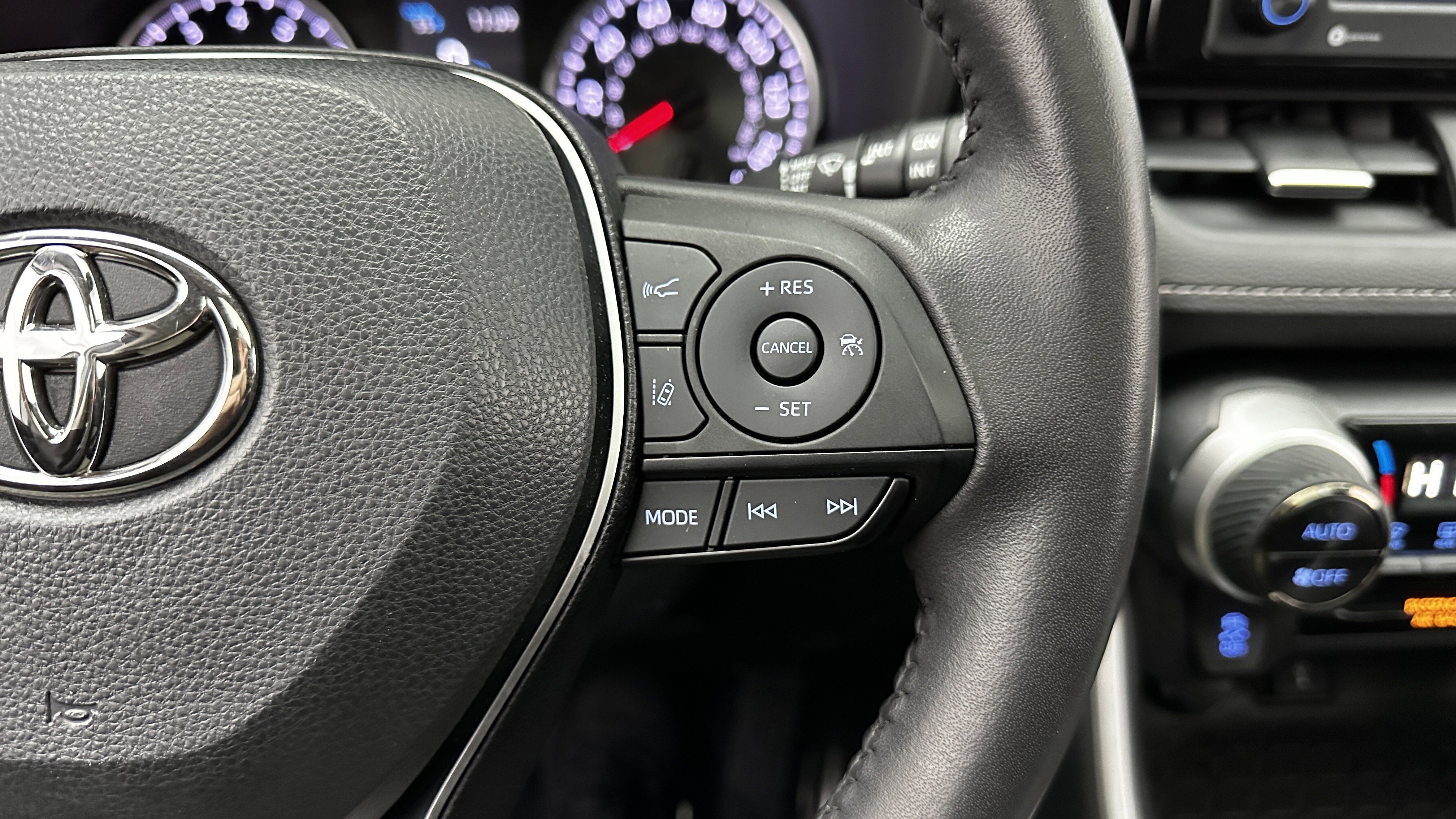 Used 2022 Toyota RAV4 XLE Premium image 23