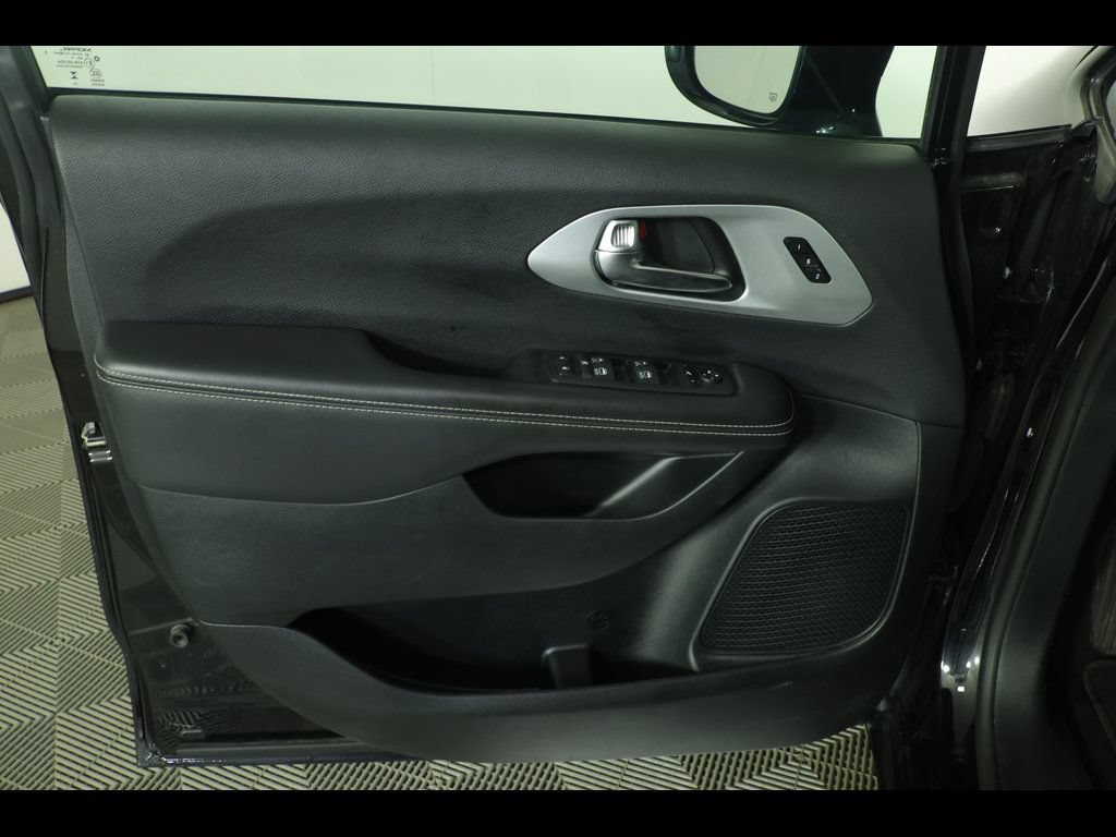 Used 2025 Chrysler Pacifica Limited FWD image 24