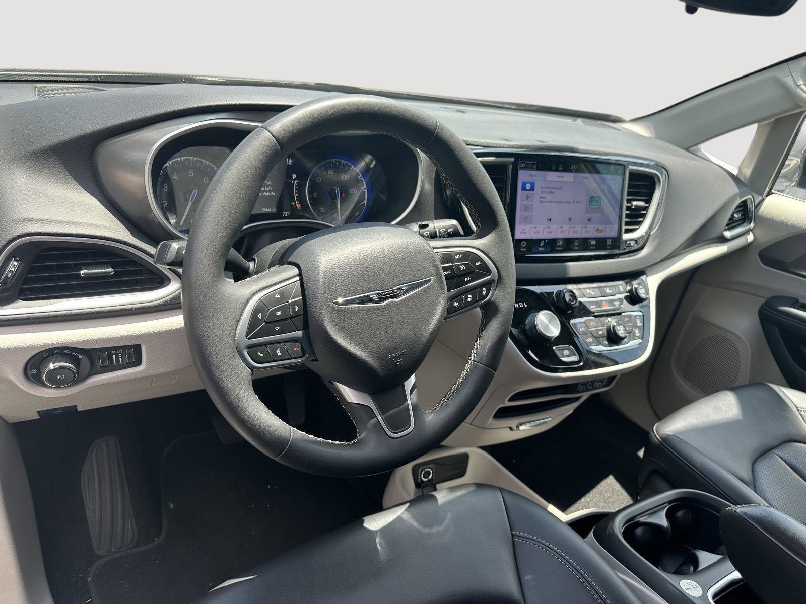 Used 2024 Chrysler Pacifica Touring-L FWD image 10